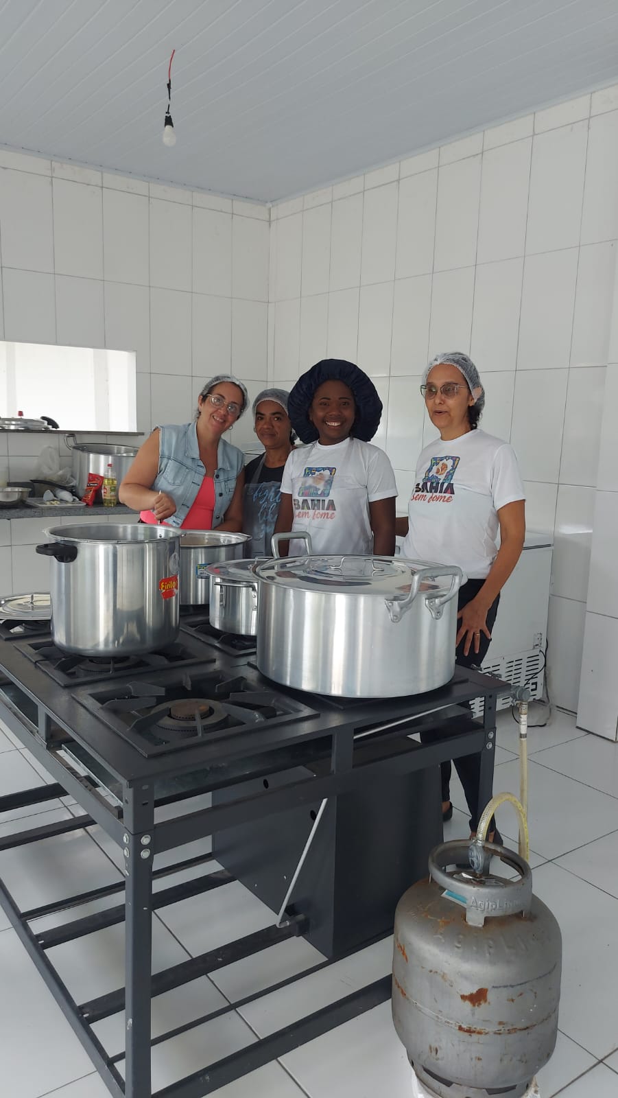 Equipe preparando refeições para distribuição